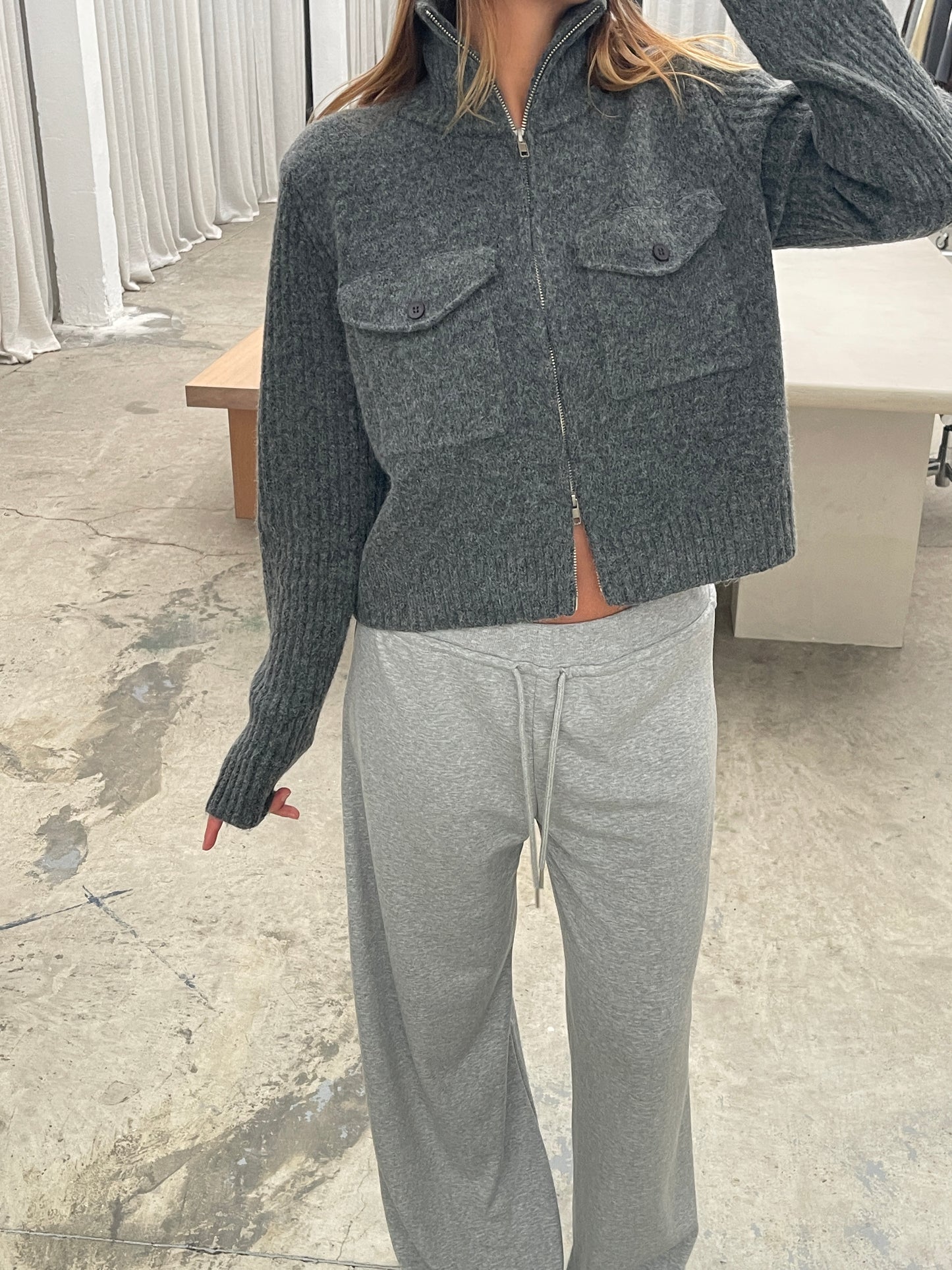 Front Pocket Ribbed Sleeves Zipper Vest Dark Grey