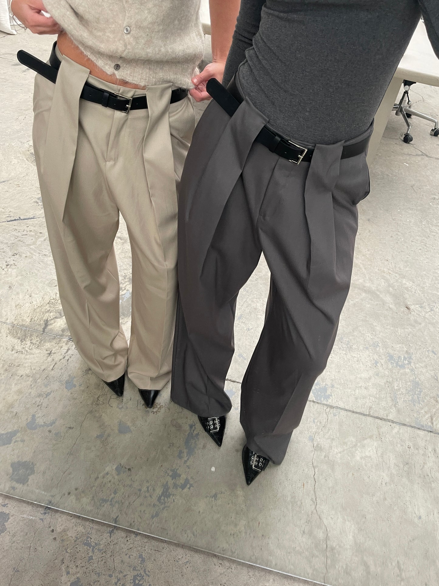 Front Pleated Belted Pants Charcoal