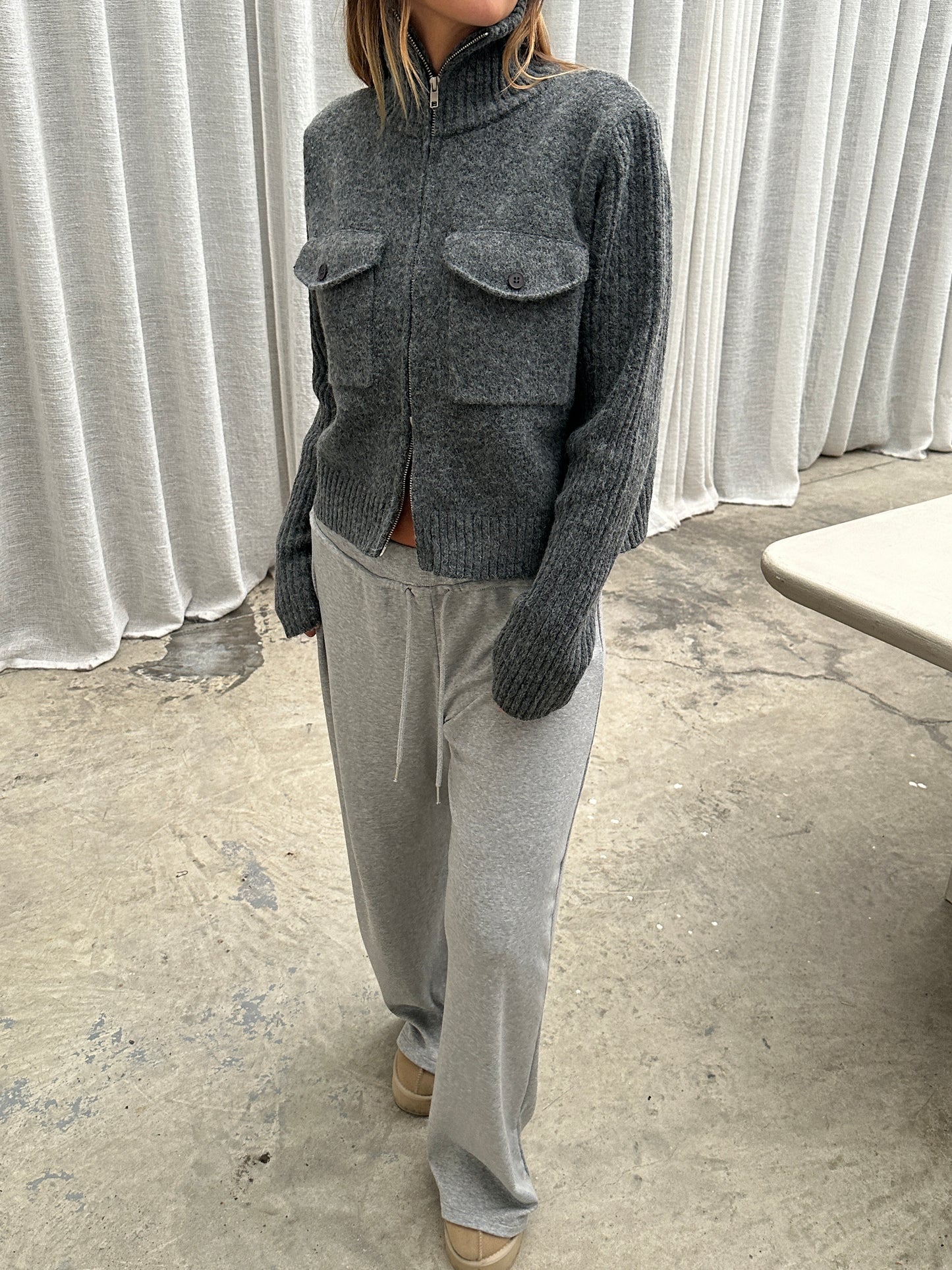 Front Pocket Ribbed Sleeves Zipper Vest Dark Grey