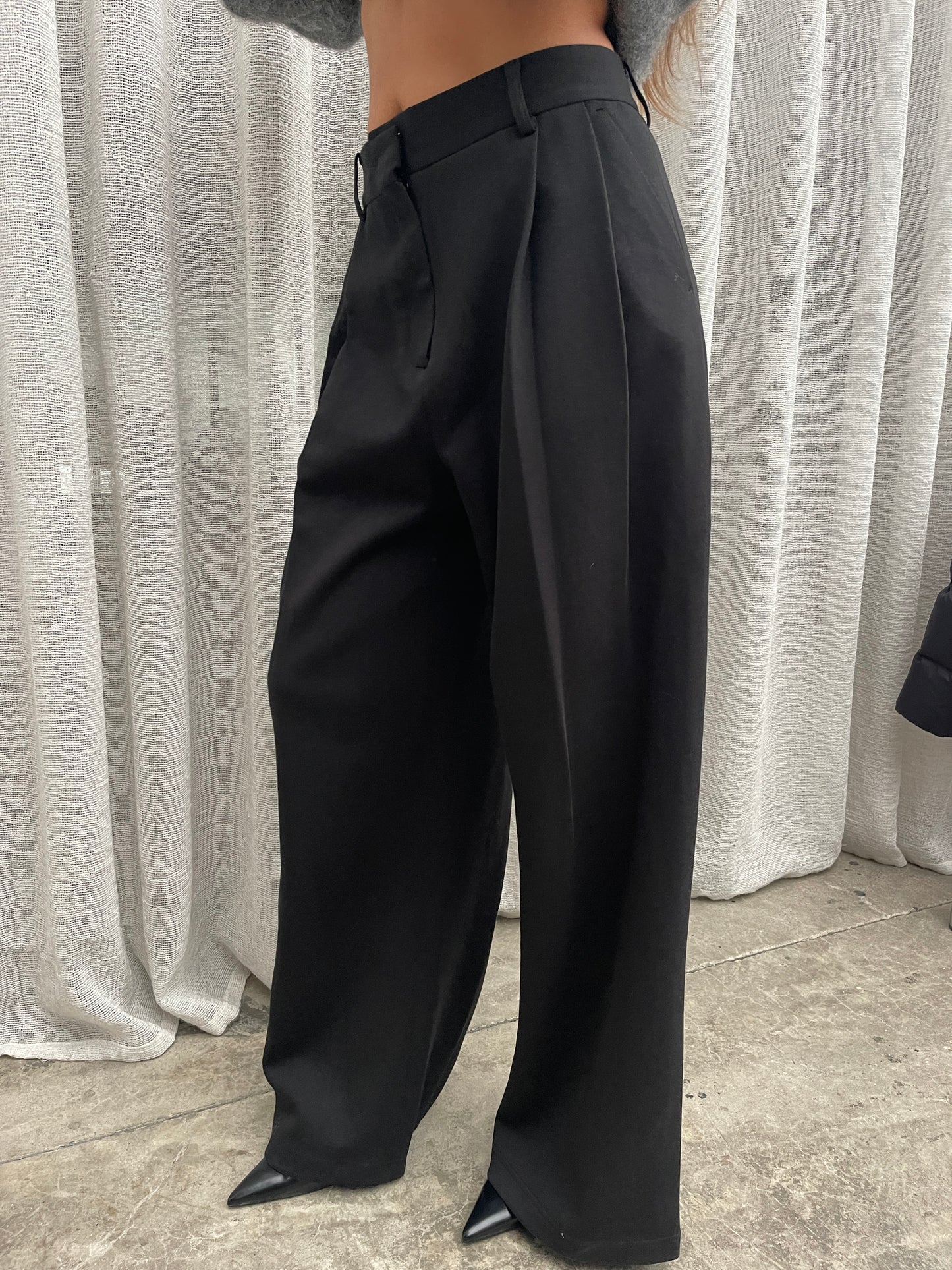 Front Pleated Jogger Pants Black