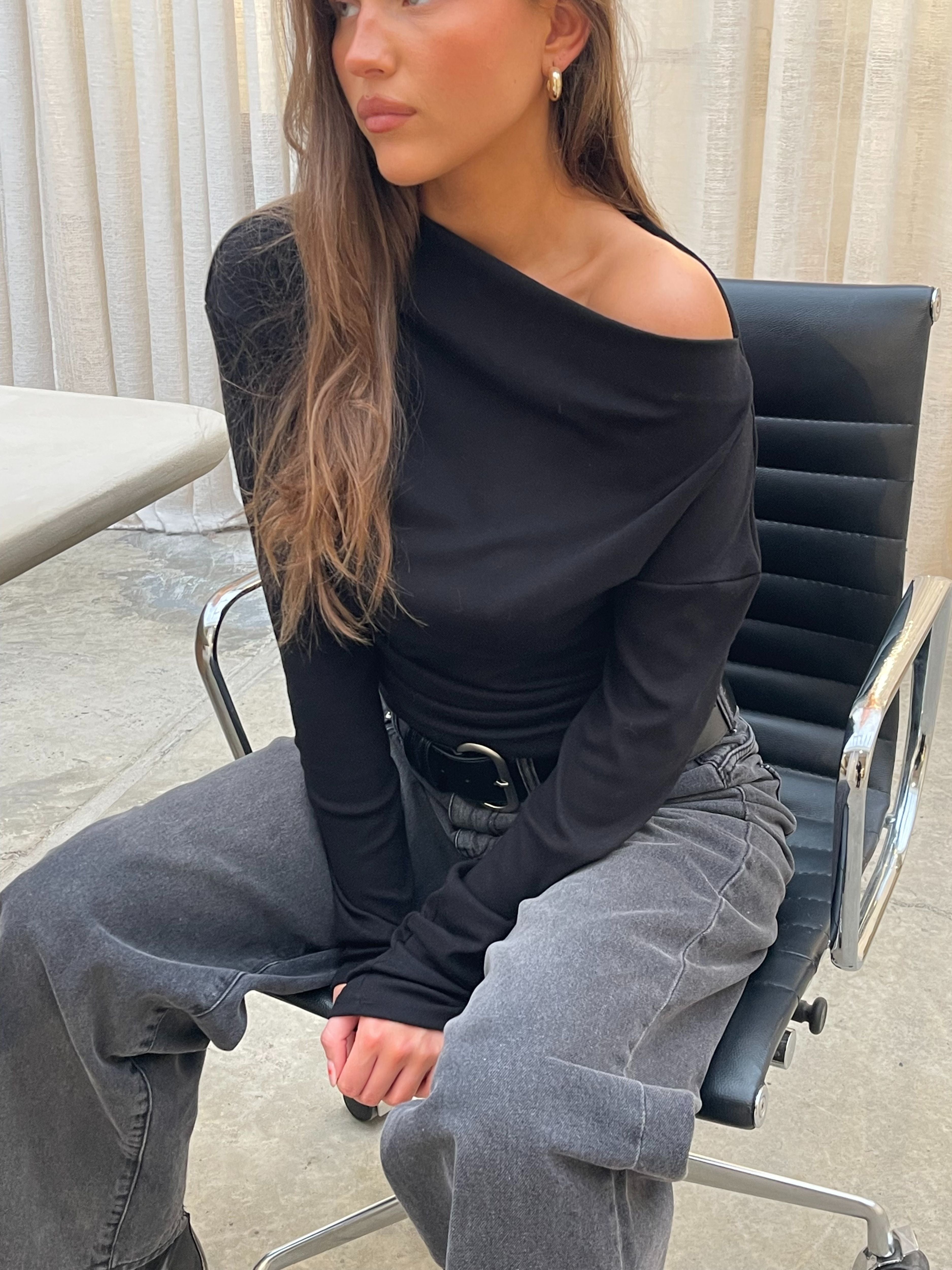 Boatneck Side Pleats Top Black – The Room Antwerp