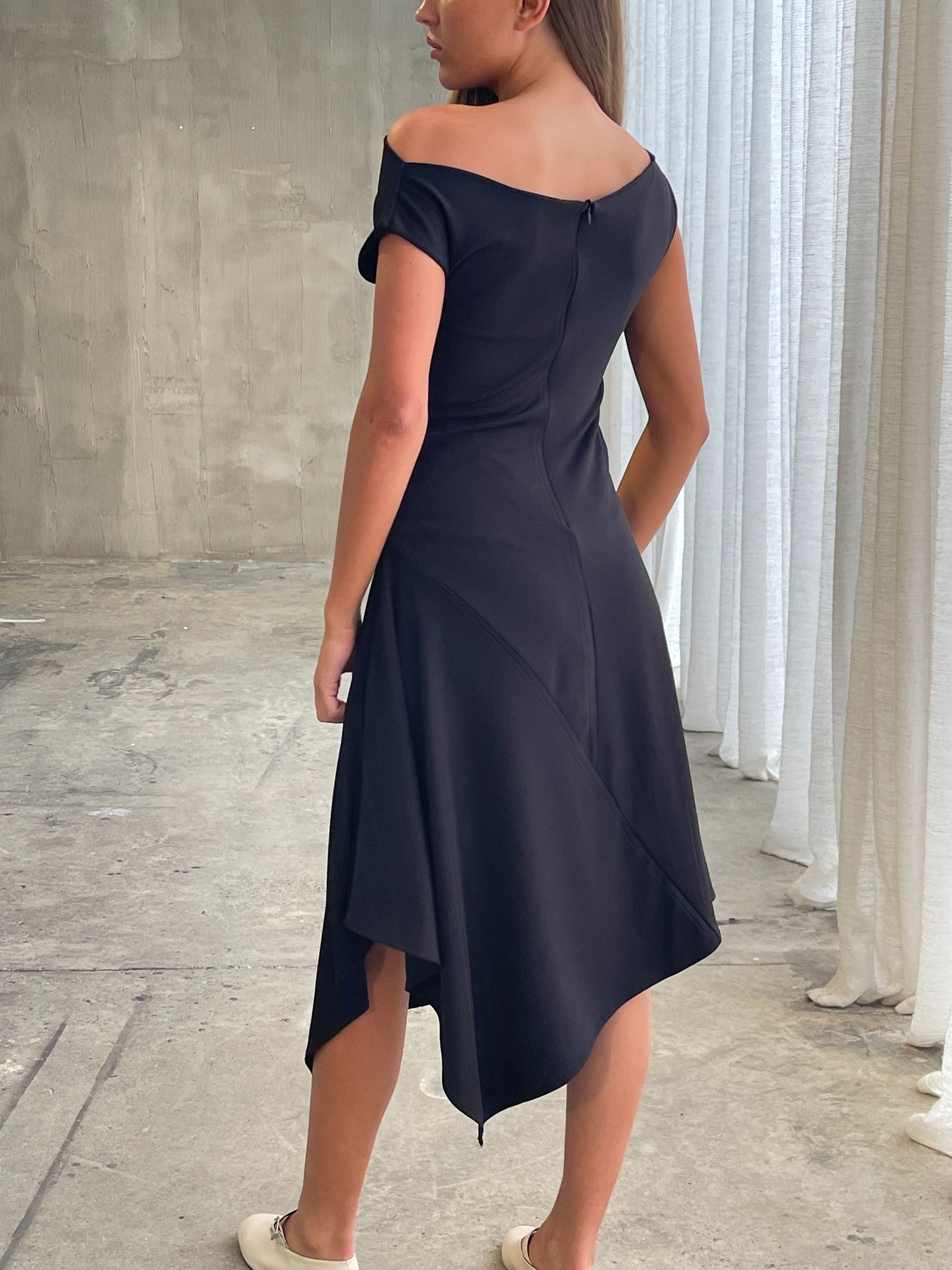 Off Shoulder Asymmetric Dress Black – The Room Antwerp