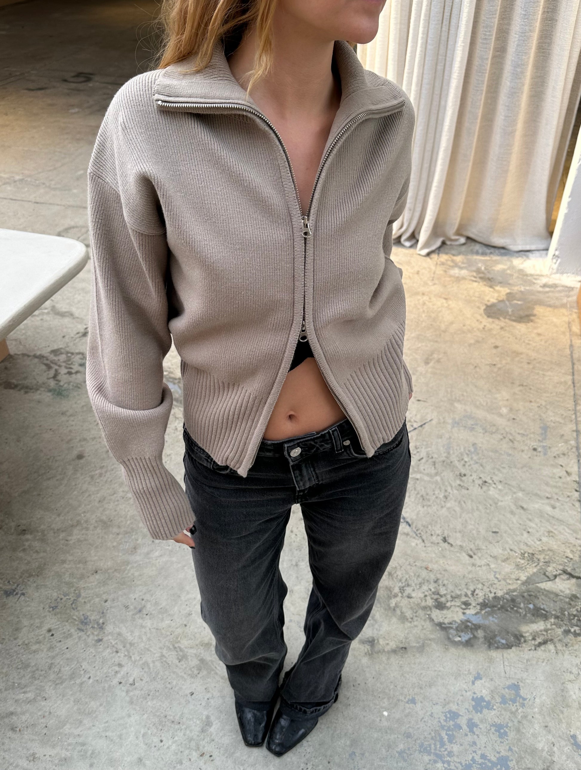 Two Way Zip Cardigan Beige – The Room Antwerp