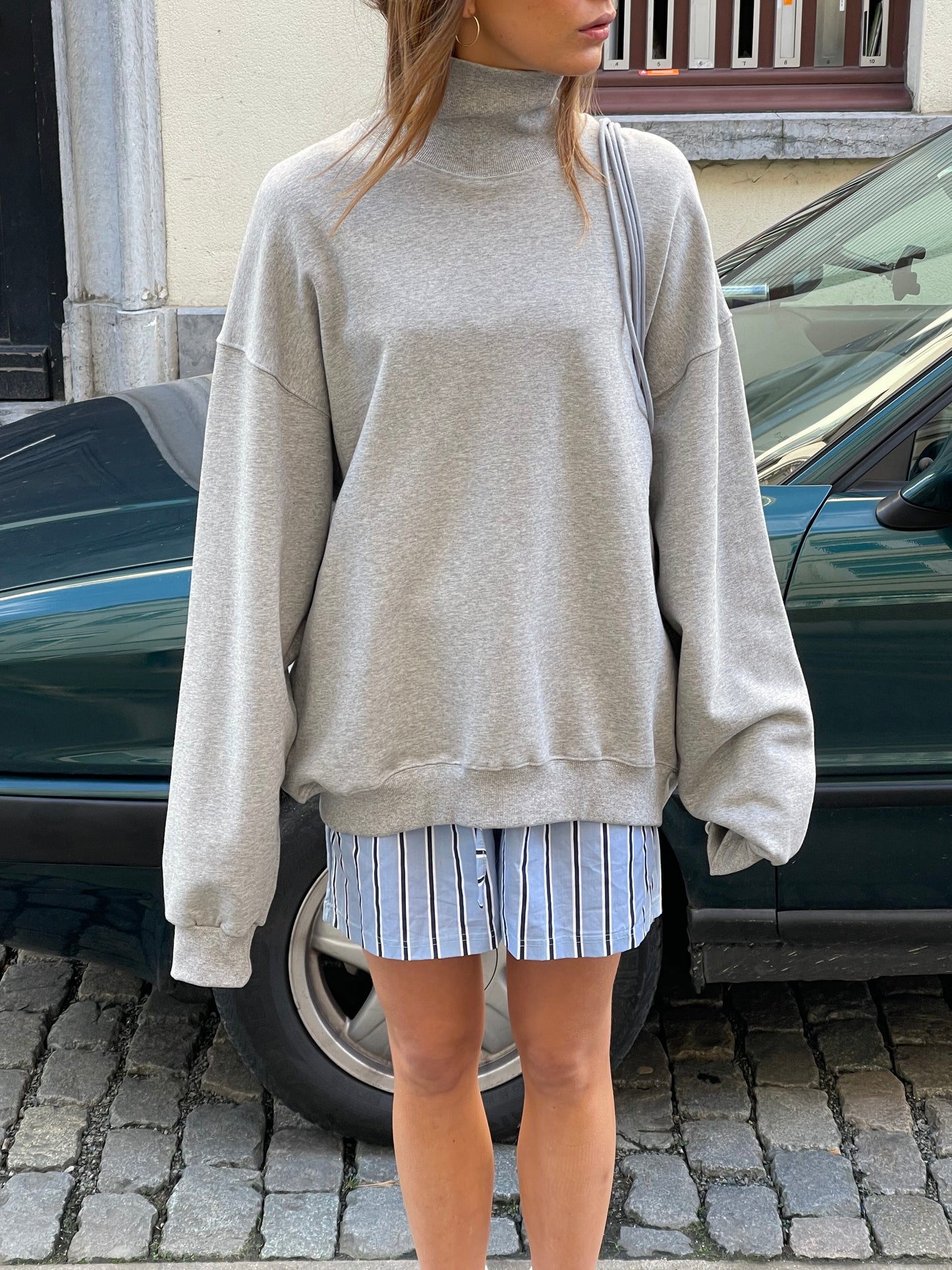 Übergroßer Rollkragenpullover Grau