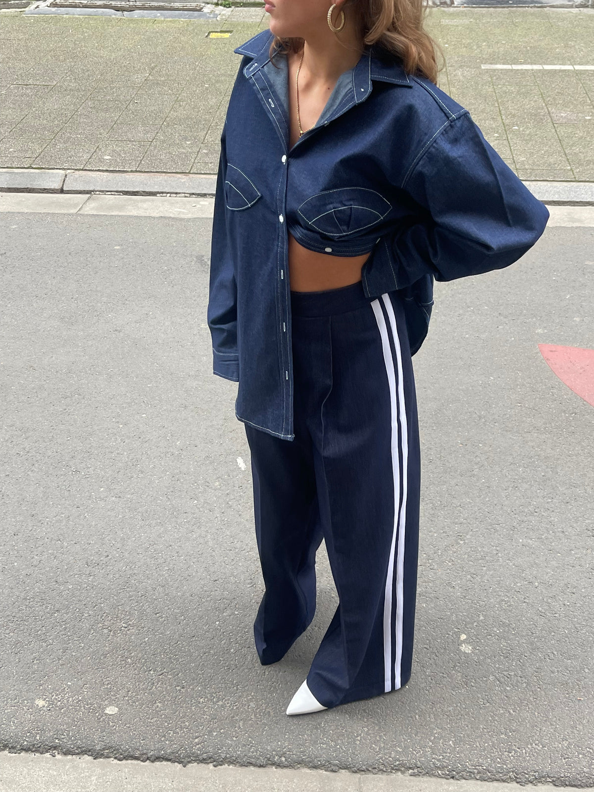Gestreifte Jeanshose mit weitem Bein