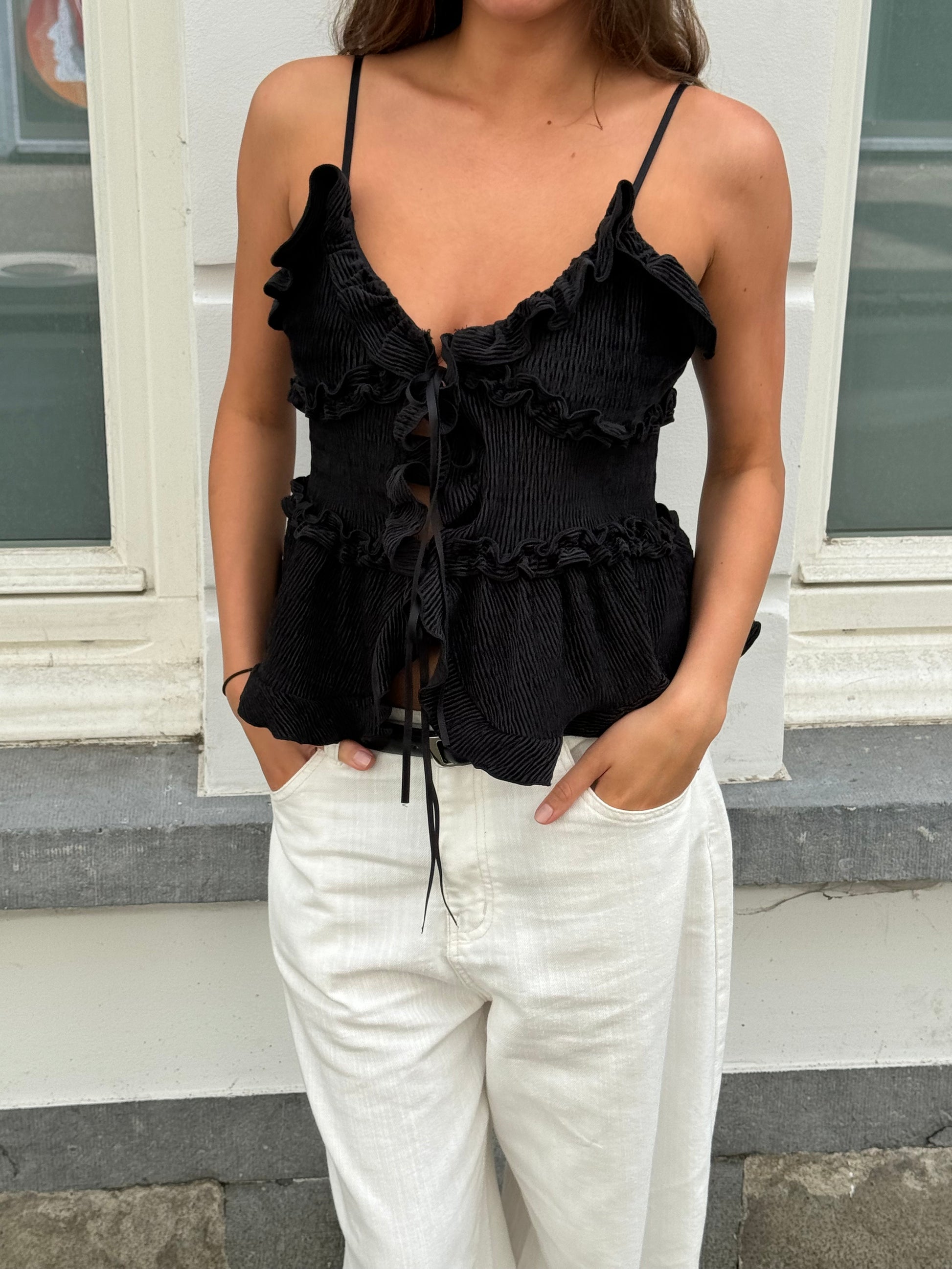Front Ruffled Tank Top Black – The Room Antwerp1