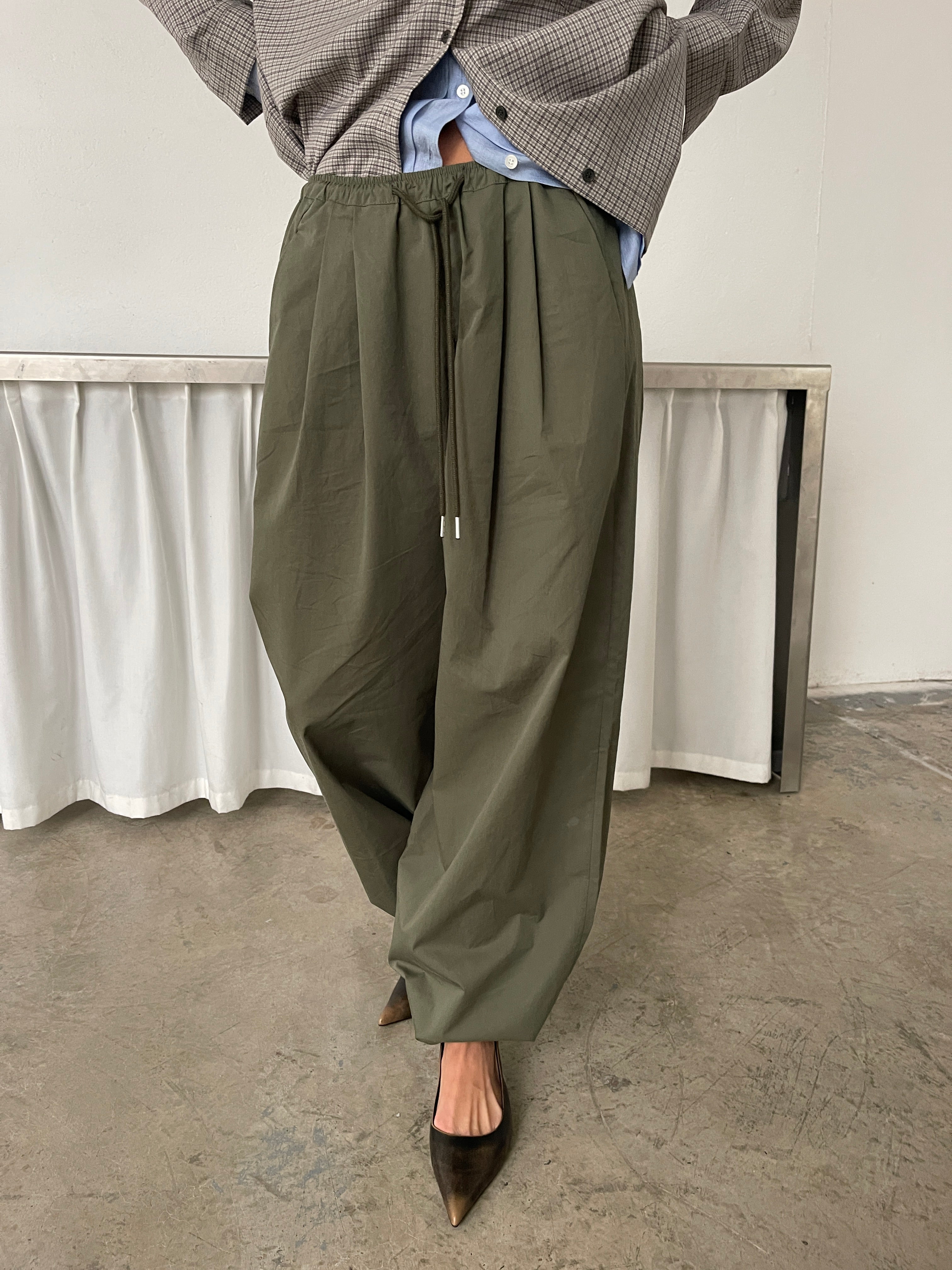 Loose Fit Drawstring Pants Khaki – The Room Antwerp