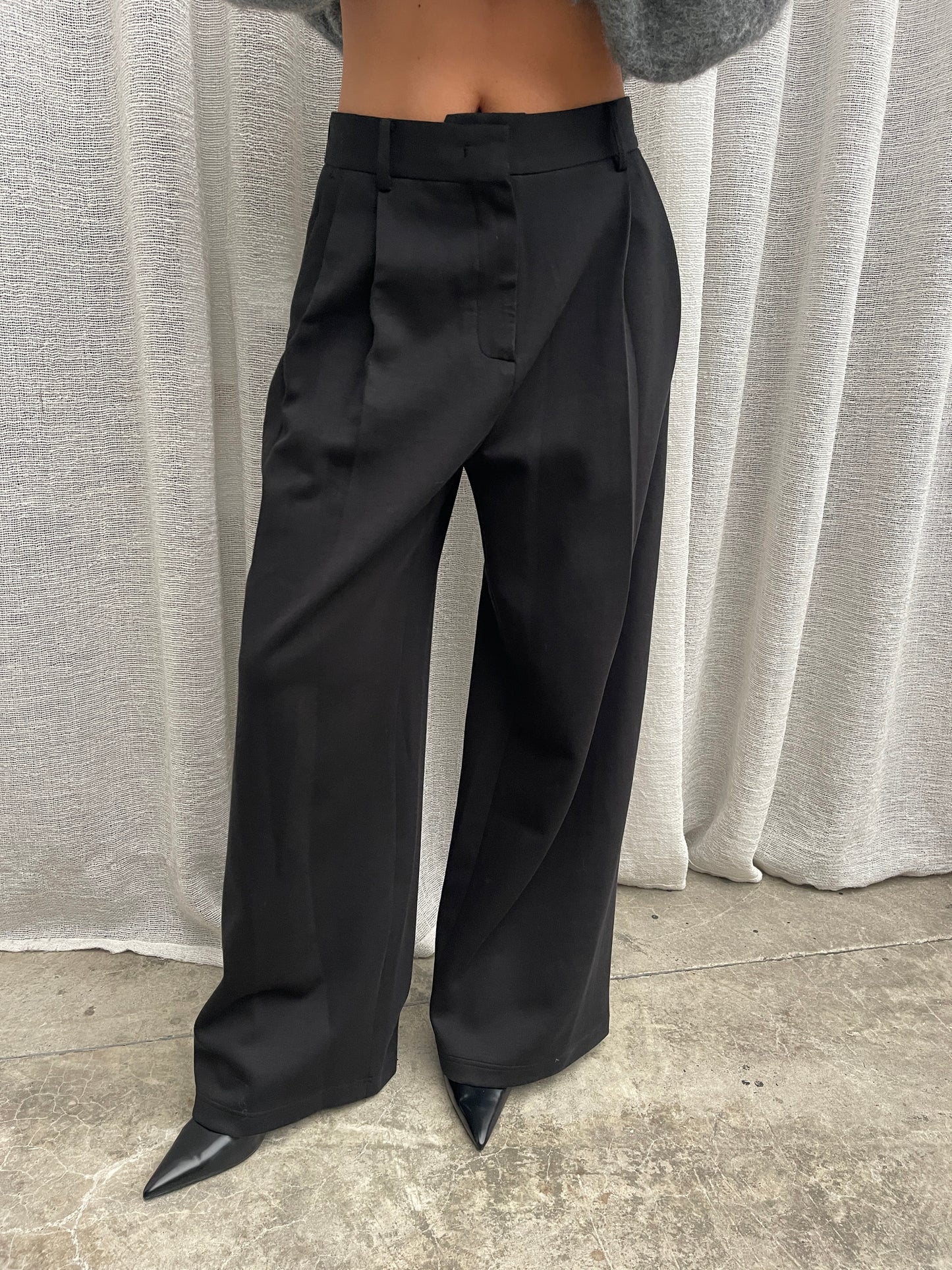 Front Pleated Jogger Pants Black
