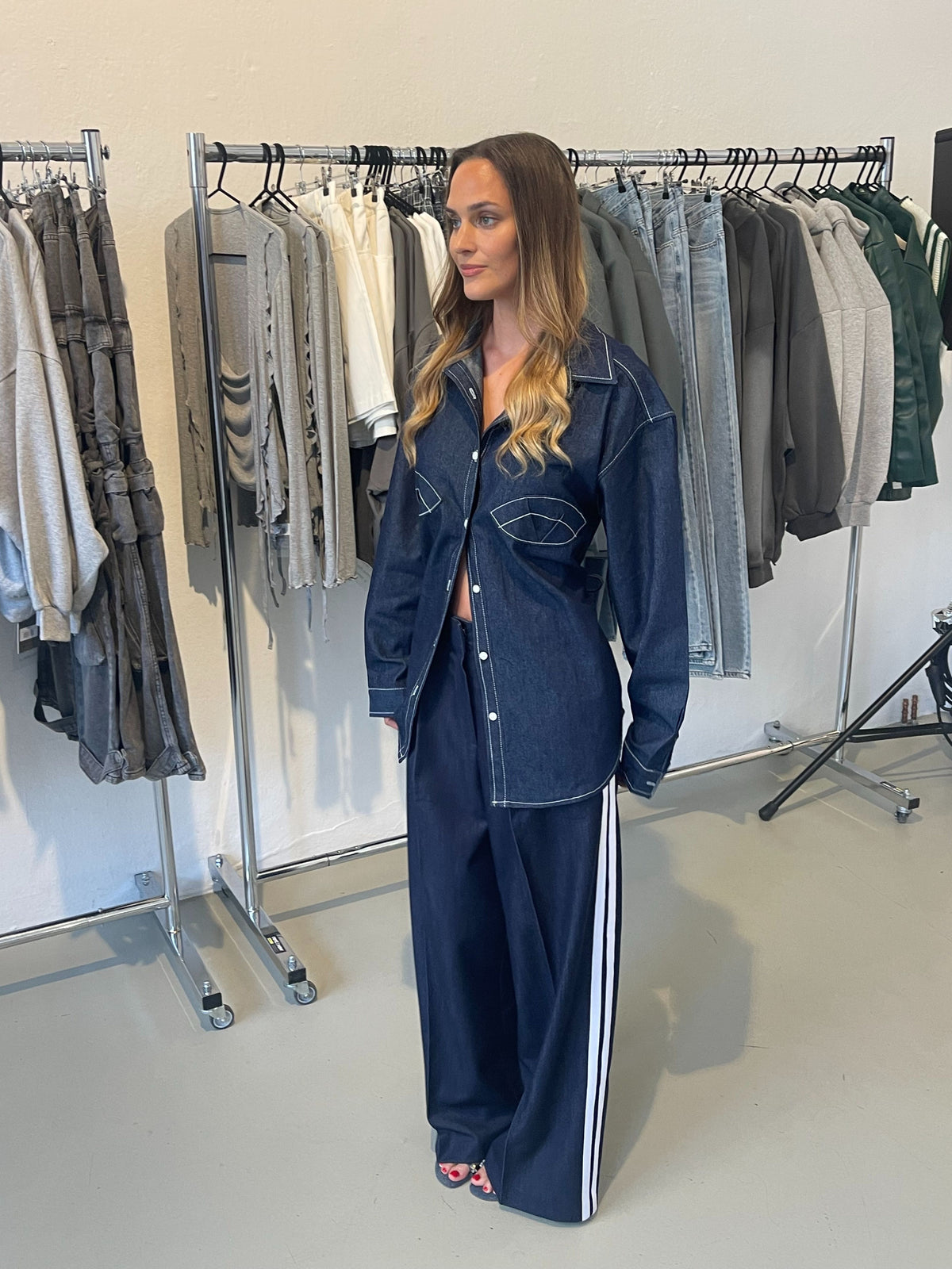 Gestreifte Jeanshose mit weitem Bein